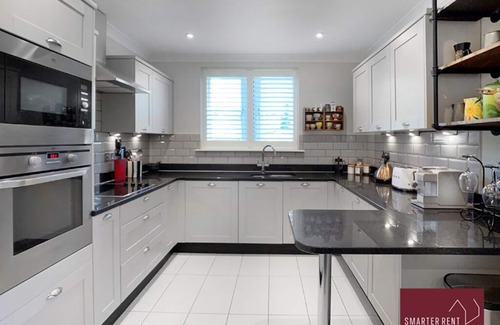 Woking Casa | Chobham - Parking, Garden, Gated