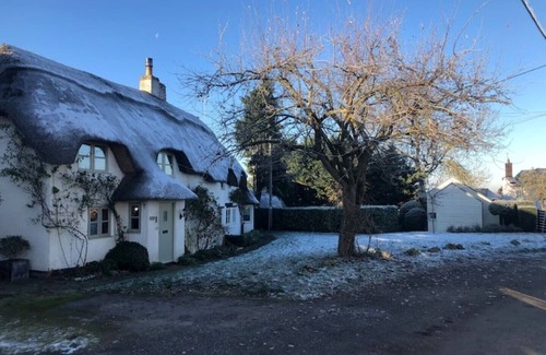 Ashbury Cabaña | Chocolate box thatch cottage with bell tent