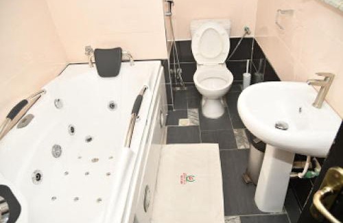 Benin City Cabina | Choice Gate Hotel - Presidential Suite