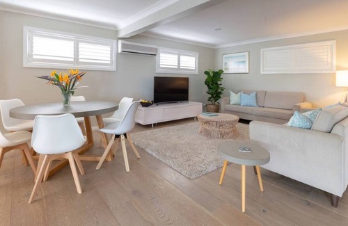 Mona Vale Casa | Choose your Beach from this Resort Style Getaway