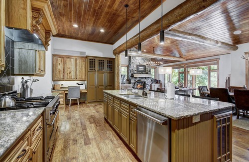 Christie Heights Casa | Christie Heights Elegant Retreat - Incredible Mountain Home Close to Slopes, Hot Tub, Pool Table