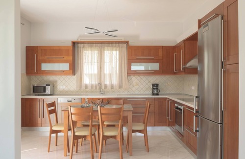 Sfakaki Apartamento | Christina Villa I, Steps to Sandy Beach