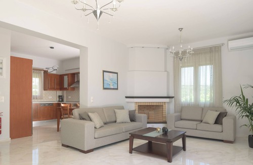 Sfakaki Villa | Christina Villa III, Steps to Sandy Beach