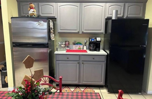 La Porte Casa | Christmas 365 !Spacious 5-bedroom house with WiFi and AC in peaceful La Porte