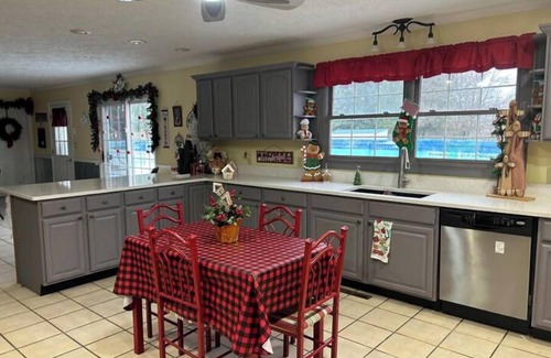 La Porte Casa | Christmas 365 !Spacious 5-bedroom house with WiFi and AC in peaceful La Porte