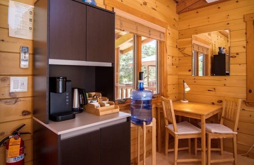 Cornville Cabina | Chrysocolla Cabin: Creekside Harmony