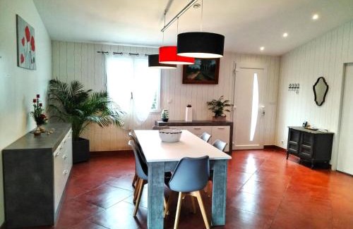 Chateauroux Casa | Chtx maison 7 pers jardin piscine
