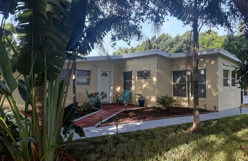 Jensen Beach Casa | "Chuck's Cottage" at Camp Rio w/Pool Table, fast drive to Beaches