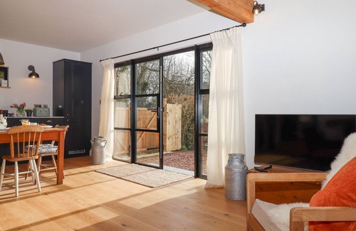 Newton Saint Cyres Cabaña | CHURCH FARM DAIRY, pet friendly, with a garden in Thorverton