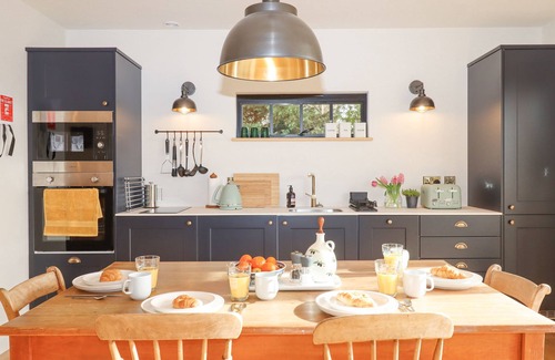 Newton Saint Cyres Cabaña | CHURCH FARM DAIRY, pet friendly, with a garden in Thorverton