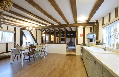 Cookley Cabaña | CHURCH FARMHOUSE, COOKLEY, pet friendly, with open fire in Halesworth