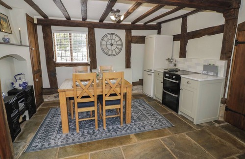 Welford on Avon Cabaña | CHURCH VIEW, pet friendly, with hot tub in Welford-On-Avon