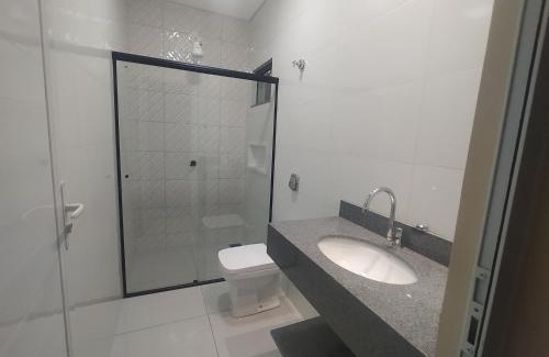 Sorriso Casa | Churrasqueira e Casa privativa, Acesse os 2 quartos com 2 ar e banheiros se reservar 4 ou mais hóspedes, até 6 camas e tem pátio, roupa de cama, portão eletrônico e Desconta duração! Entrada padrão 15h adiante, inclusive à noite - Projeto Suíte Sorriso