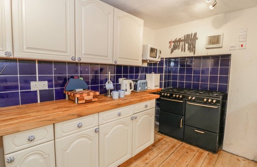 Bangor Cabaña | CHWECH, admite mascotas, con chimenea en el puente de Menai, Ref 982548