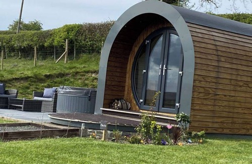 Erwood Cabina | Chwefru Timber Frame Pod with Private Hot tub