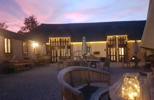 Whitchurch Canonicorum Cabaña | Granero de la sidra con Log Burner, piscina cubierta y acceso al spa - Capacidad para 4 personas en 2 dormitorios