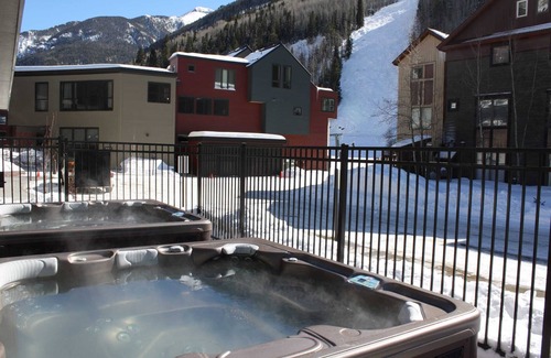 Telluride Casa | Cimarron Lodge 27 by Avantstay Ski-in/ski-out Property in Complex w/ Two Hot Tubs! Permit#10026