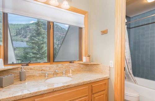 Telluride Cabina | Cimarron Lodge 33 by Avantstay Ski-in/ski-out Property in Complex w/ Two Hot Tubs!