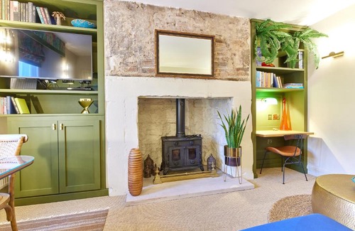 Berwick-upon-Tweed Casa | Cinnabar: Luxury, Couple's Nook in Historic Walls.