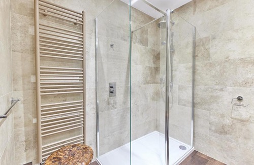 Berwick-upon-Tweed Casa | Cinnabar: Luxury, Couple's Nook in Historic Walls.
