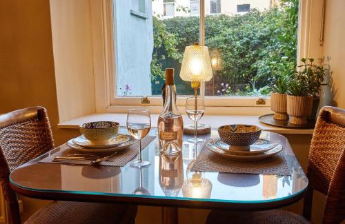 Berwick-upon-Tweed Casa | Cinnabar: Luxury, Couple's Nook in Historic Walls.
