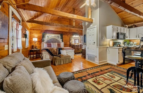 Eureka Springs Cabina | Cinnamon Valley - 'La cola blanca'