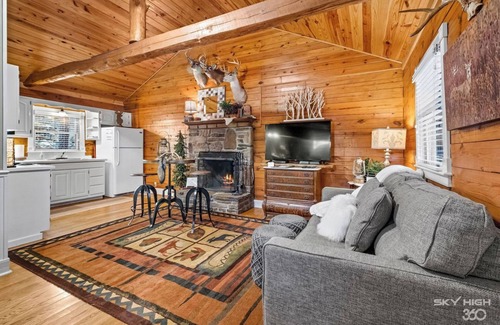 Eureka Springs Cabina | Cinnamon Valley - 'La cola blanca'