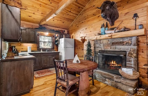 Eureka Springs Cabina | Cinnamon Valley - 'El Cherokee'