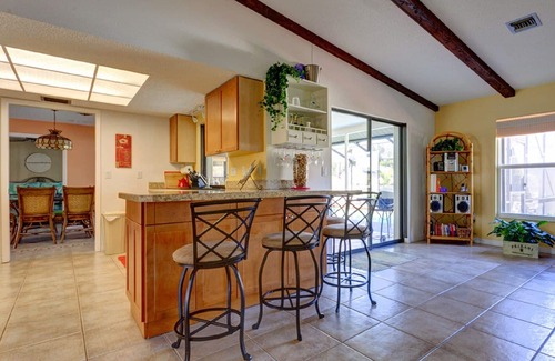 Venice Casa | Circle Drive Venice Island Pool Home ¡a un corto paseo de su propia playa privada!