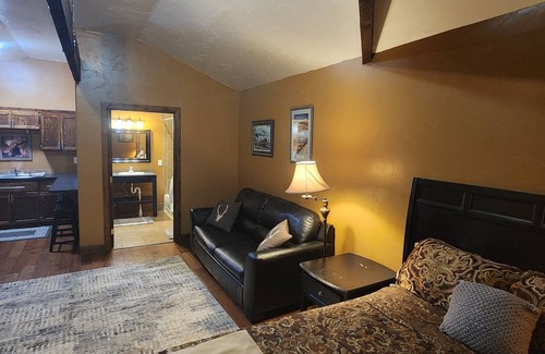 East Glacier Park Village Cabina | Circle R Cabin 6, Private Ranch, Mountain Views