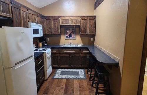 East Glacier Park Village Cabina | Circle R Cabin 6, Private Ranch, Mountain Views