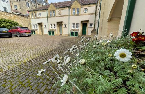 Upper Town Casa | Circus Mews Townhouse:2 Beds:2 En-suite Baths:Parking:City Centre:Quiet Area