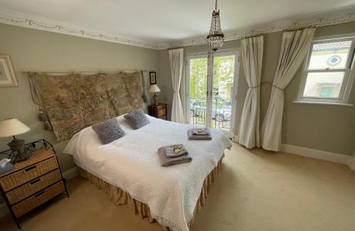 Upper Town Casa | Circus Mews Townhouse:2 Beds:2 En-suite Baths:Parking:City Centre:Quiet Area