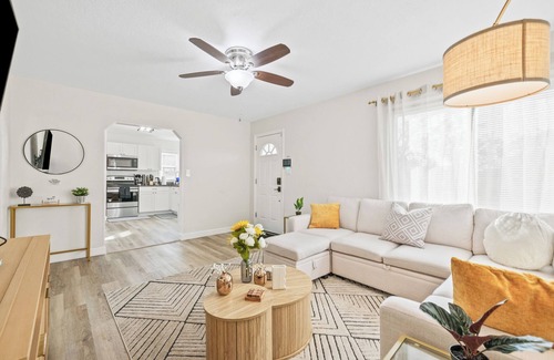 Sulphur Springs Casa | Citrus Grove Retreat: Fun, Relaxation, & Sunshine - 3bdr 2ba