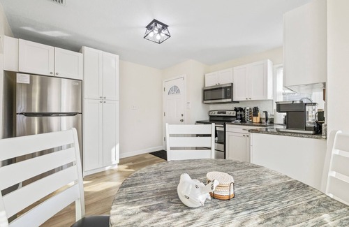 Sulphur Springs Casa | Citrus Grove Retreat: Fun, Relaxation, & Sunshine - 3bdr 2ba