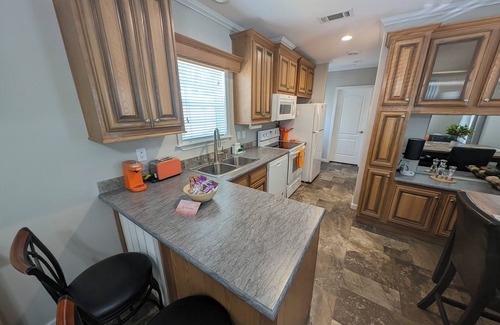 Deltona Lakes Cabina | Citrus Lodge. 70" TV.Full kitchen, Private Patio, Quiet area, 2 Car Free Parking