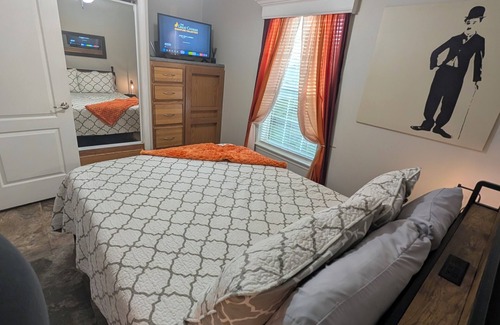 Deltona Lakes Cabina | Citrus Lodge. 70" TV.Full kitchen, Private Patio, Quiet area, 2 Car Free Parking