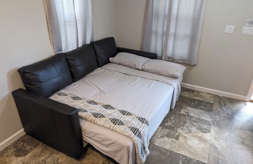 Deltona Lakes Cabina | Citrus Lodge. 70" TV.Full kitchen, Private Patio, Quiet area, 2 Car Free Parking