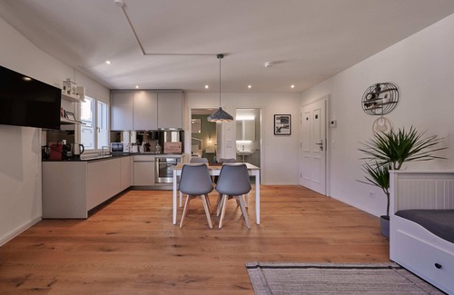 Unterseen Apartamento | City Center Apartment with Mountain View, Historic Building, Old Town