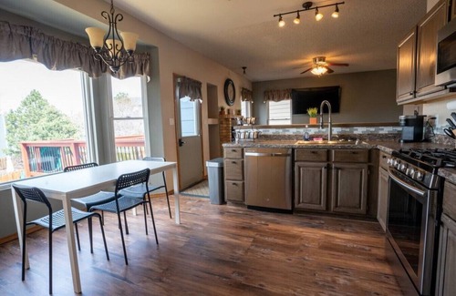 Northeast Colorado Springs Apartamento | City Center Chalet 💦Hot Tub 🔥Pit 🏔Slide - 10min➜USAFA