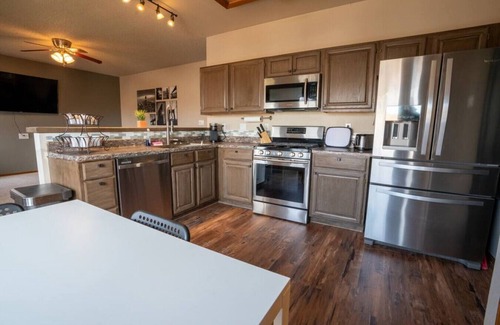 Northeast Colorado Springs Apartamento | City Center Chalet 💦Hot Tub 🔥Pit 🏔Slide - 10min➜USAFA