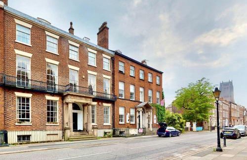 Hope Street Casa | City Central Georgian House with Parking