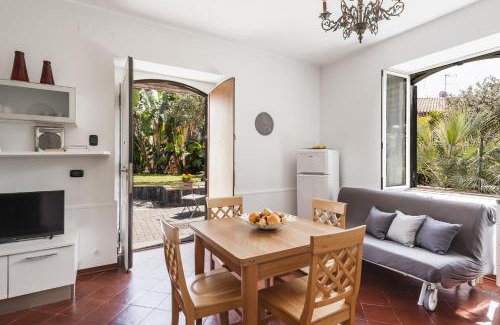 Picanello-Ognina-Barriera-Canalicchio Apartamento | City Cottage with Garden & Pool by Wonderful Italy