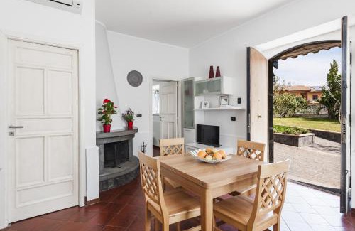 Picanello-Ognina-Barriera-Canalicchio Apartamento | City Cottage with Garden & Pool by Wonderful Italy