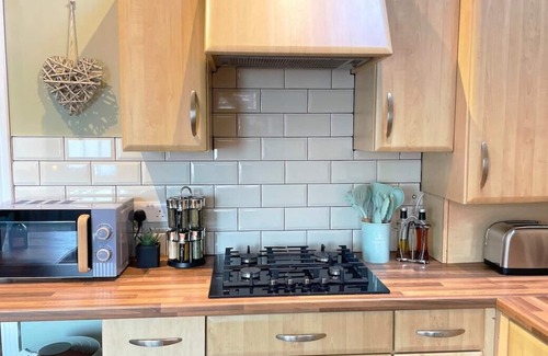 Newcastle-upon-Tyne Casa | City Escape by HNFC Stays -- Patio & Free Parking