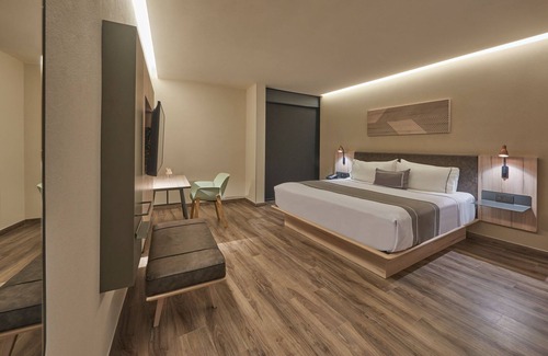 San Luis Potosí Hotel | City Express Plus by Marriott San Luis Potosí