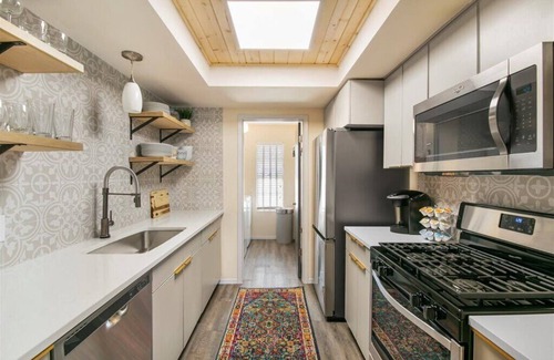 Quail Hollow Casa | City Haus: Stylish home with King and Wifi 5 minutes to Q2 Stadium, Domain
