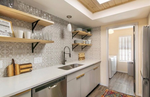 Quail Hollow Casa | City Haus: Stylish home with King and Wifi 5 minutes to Q2 Stadium, Domain