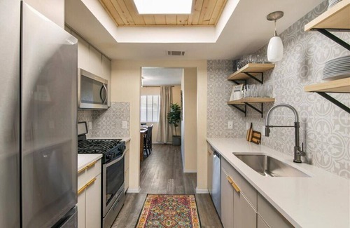 Quail Hollow Casa | City Haus: Stylish home with King and Wifi 5 minutes to Q2 Stadium, Domain