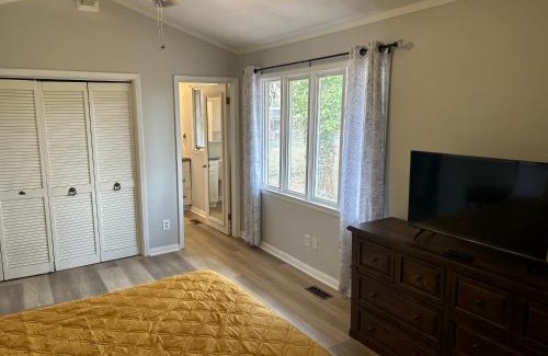Greensboro Casa | City House in Forest
